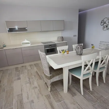Apartment Mit Terrasse, Pool Und Garten
