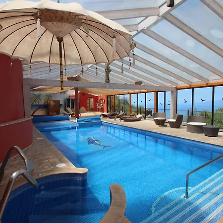 Mit Terrasse, Pool Und Garten *