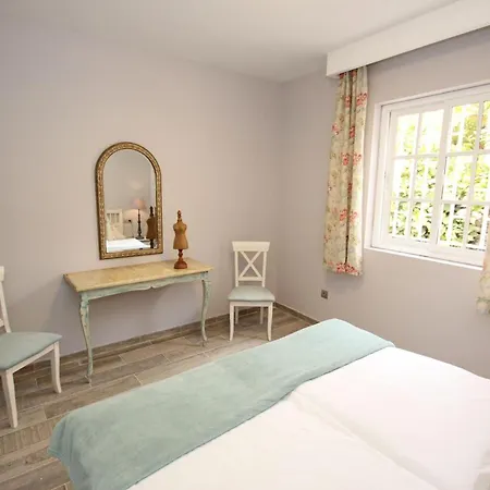 Mit Terrasse, Pool Und Garten דירה